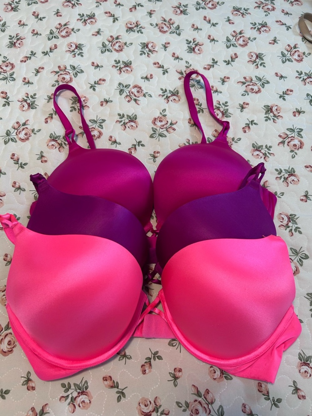 3  VICTORIAS SECRET BOMBSHELL BRAS 34D excellent condition.